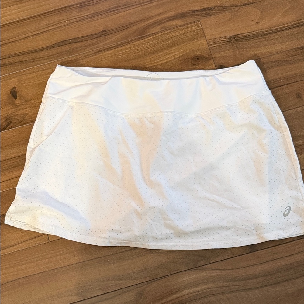 Asics White Skort- Designed for breathability and comfort on the court.